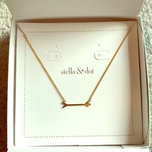 Stella & Dot arrow on the mark gold necklace